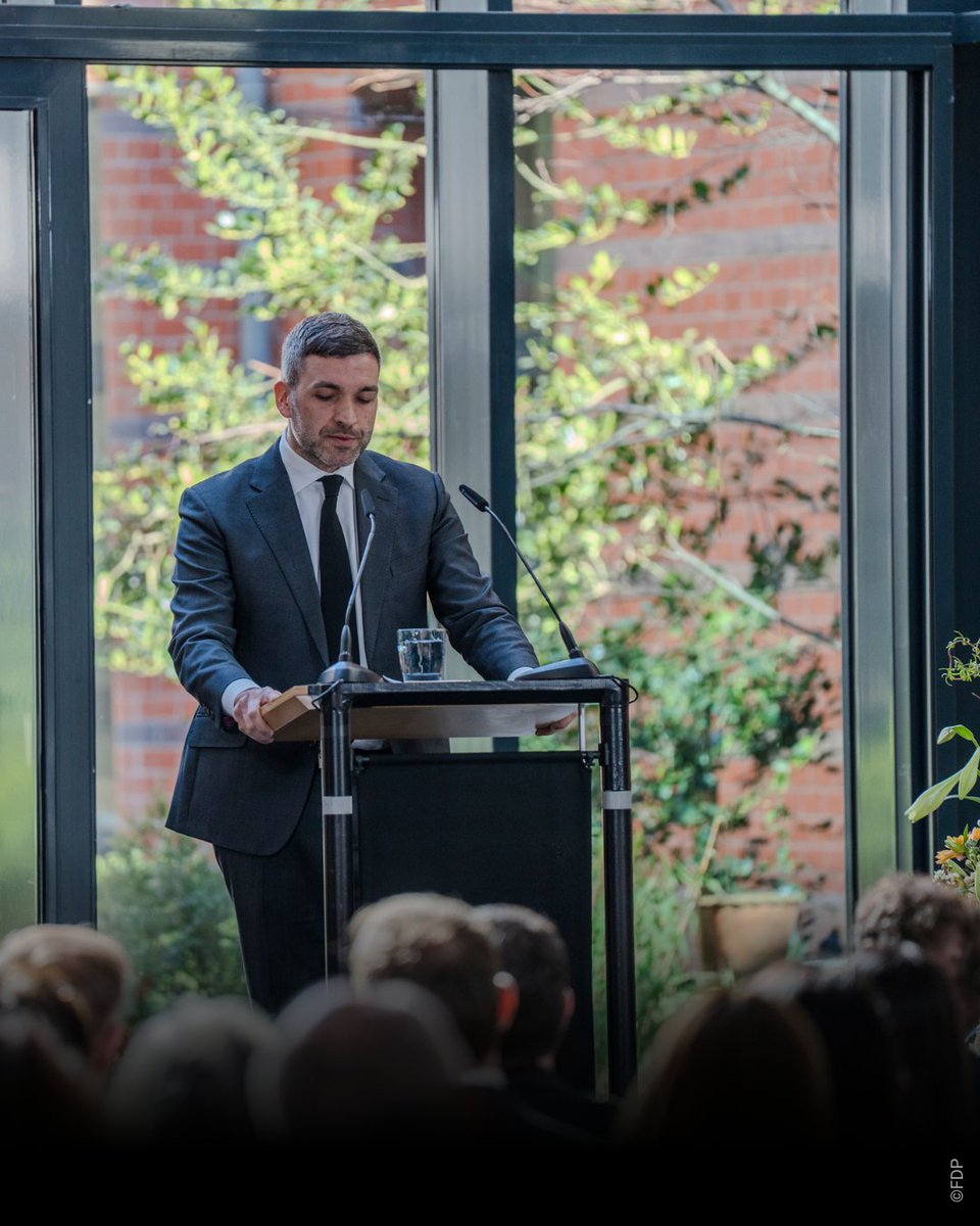 🕊️Im Rahmen einer Trauerfeier haben wir heute in Berlin Abschied von Gerhart Rudolf Baum genommen, einem der bedeutendsten liberalen Politiker des 20. und 21. Jahrhunderts.

Mit sehr persönlichen Erinnerungen haben <a href="/MarcoBuschmann/">Marco Buschmann</a>, <a href="/sls_fdp/">Sabine Leutheusser-Schnarrenberger</a> und <a href="/KonstantinKuhle/">Konstantin Kuhle</a> an Gerhart Baum