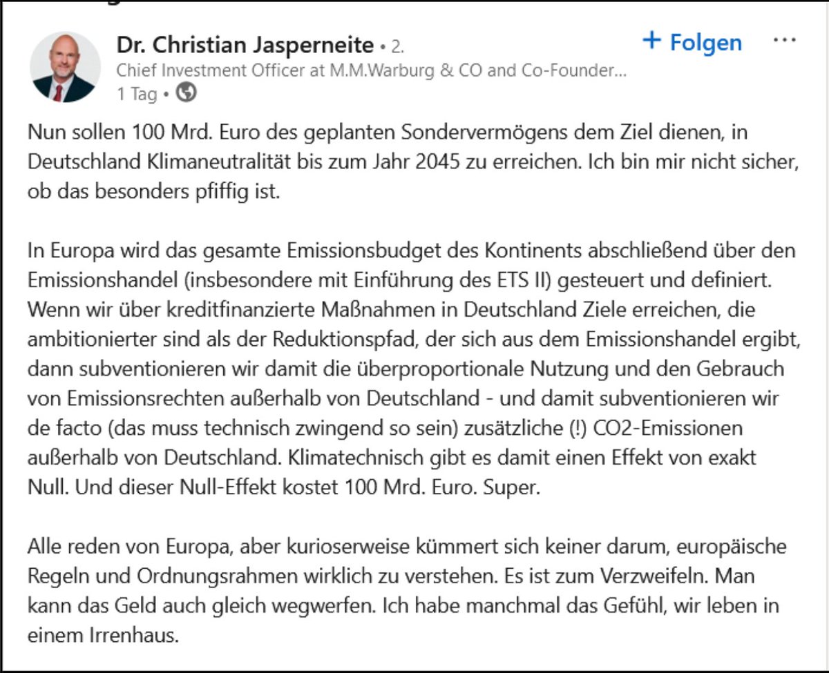 UlrichVosgerau's tweet photo. Jeder kennt ja den Börsianer-Satz: "Dein Geld ist nicht 'weg' – die anderen haben es!". Vom CO2 gilt nichts anderes. Die nun ins GG erhobene Verpflichtung, bis 2045 "klimaneutral" zu werden (was immer das bedeutet; technisch wird hier kein Staatsziel konstituiert, sondern ein entsprechendes Staatsziel auf Verfassungsebene als bereits bestehend vorausgesetzt, was eigentlich noch schlimmer ist!), und entsprechende kreditfinanzierte "Investitionen" subventionieren in Wahrheit die CO2-Freisetzung in anderen EU-Staaten. Jedes Gramm CO2, das wir nicht freisetzen, wird dann entsprechend von unseren industriellen Konkurrenten freigesetzt, und wir zahlen sehr viel Geld dafür und noch mehr Geld für die Zinsen der Kredite, mit denen wir das Geld bezahlen.

Dieser Mechanismus findet sich entsprechend überall. Hans-Werner Sinn hat darauf hingewiesen, daß jeder Liter Öl, der nicht von westlichen Industrieländern verbraucht wird, dann eben woanders verbraucht werden wird; durch sinkende Nachfrage wird das Öl am Weltmarkt billiger, und dann können sich Entwicklungs- und Schwellenländer mehr davon leisten. Umgekehrt hat Pakistan vor einiger Zeit bekanntgegeben, für die Stromerzeugung von Gaskraftwerken zu Kohlekraftwerken zurückzukehren: seit die westlichen Länder aus CO2-Vermeidungs-Gründen verstärkt Erdgas statt Kohle nachfragen, steigt der Weltmarktpreis und wird Entwicklungsländern zu teuer (und in Pakisten werden heute in 50 Jahren sehr viel mehr Menschen Strom verbrauchen, als in Deutschland oder Skandinavien Strom sparen werden).

Ach ja: und am Sonntag sollen die Kesselhäuser von Hamburg-Moorburg, dem modernsten und effektivsten Kohlekraftwerk der ganzen Welt, gesprengt werden. Sie führen Nero-Befehle aus und begründen dies damit, sie würden so zum "Vorbild der ganzen Welt". Das BVerfG hat in seinem Klimaschutz-Beschluß bereits 2021 die Vorbild-für-die-Welt-Argumentation (da sich der Welt-CO2-Ausstoß ja von Deutschland aus ohnehin nicht beeinflussen läßt) als sachgerecht und der Verfassung geschuldet anerkannt...
https://t.co/rVMmECrJt0
