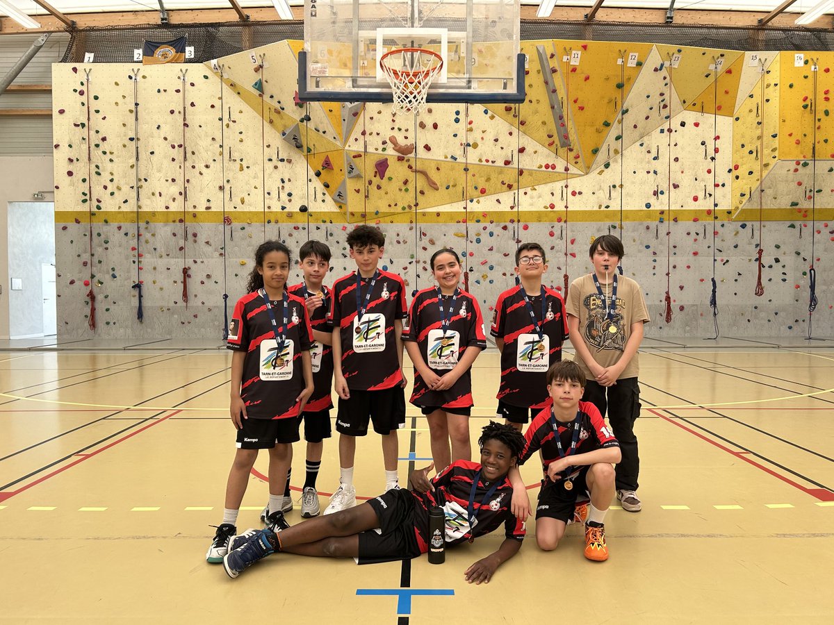 ClgIngres's tweet photo. Journées fastes pour le sport à Ingres.  L'équipe de basket (benjamins) obtient la médaille de bronze au championnat départemental. En futsal l'équipe des benjamins garçons décroche la médaille d'argent. A chaque fois nos jeunes ont été félicité pour le fair-play👏 @DSDEN82 https://t.co/hX0rt9eXRW