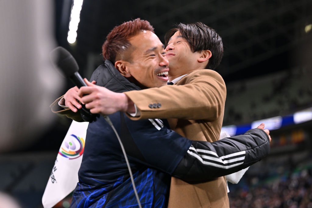 Fooootest's tweet photo. 長友佑都 × 内田篤人🇯🇵🤝

日本代表を支えてきたかつての盟友が喜びの抱擁✨

📸@FIFAWorldCup_JP https://t.co/digxi82a0A
