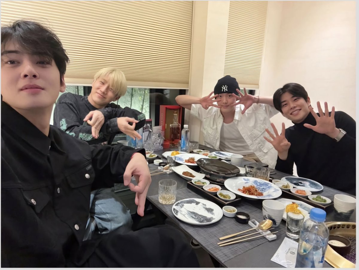 UUyboe2dApw9jln's tweet photo. 따나얌!!!생일 넘 축하하궁 너의 모든날들이 빛나길 바랄게!! 언제나 진심 응원해!!💜💜#스물여섯_별처럼빛나는_산하의청춘 https://t.co/NxD0n4kdmg