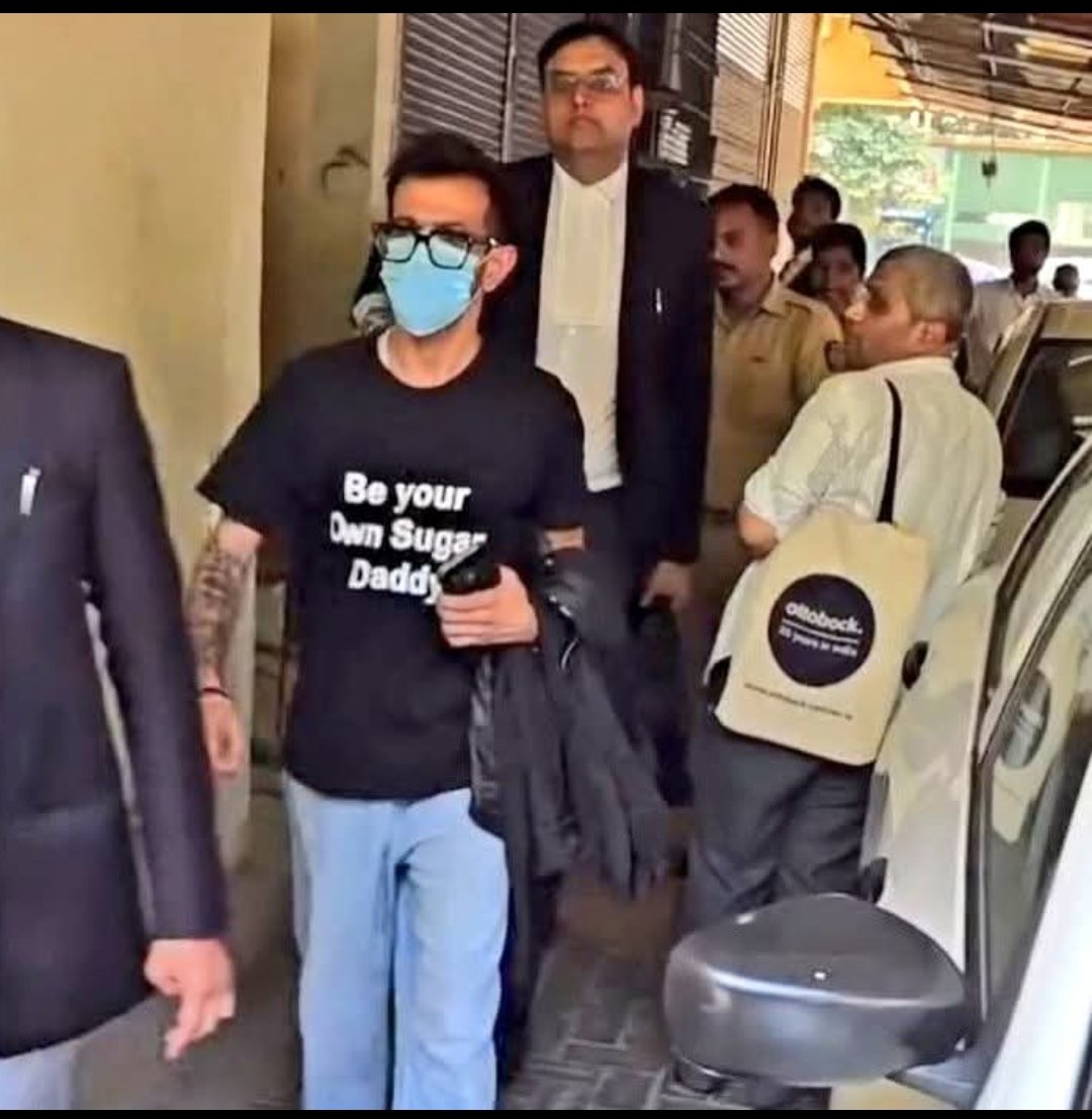 MRAPUNE1409's tweet photo. This is how mens handling there free bees now a days,
#YuzvendraChahal 
@realsiff 
#1crorealimony 
#MenToo https://t.co/cRy9cbTJos