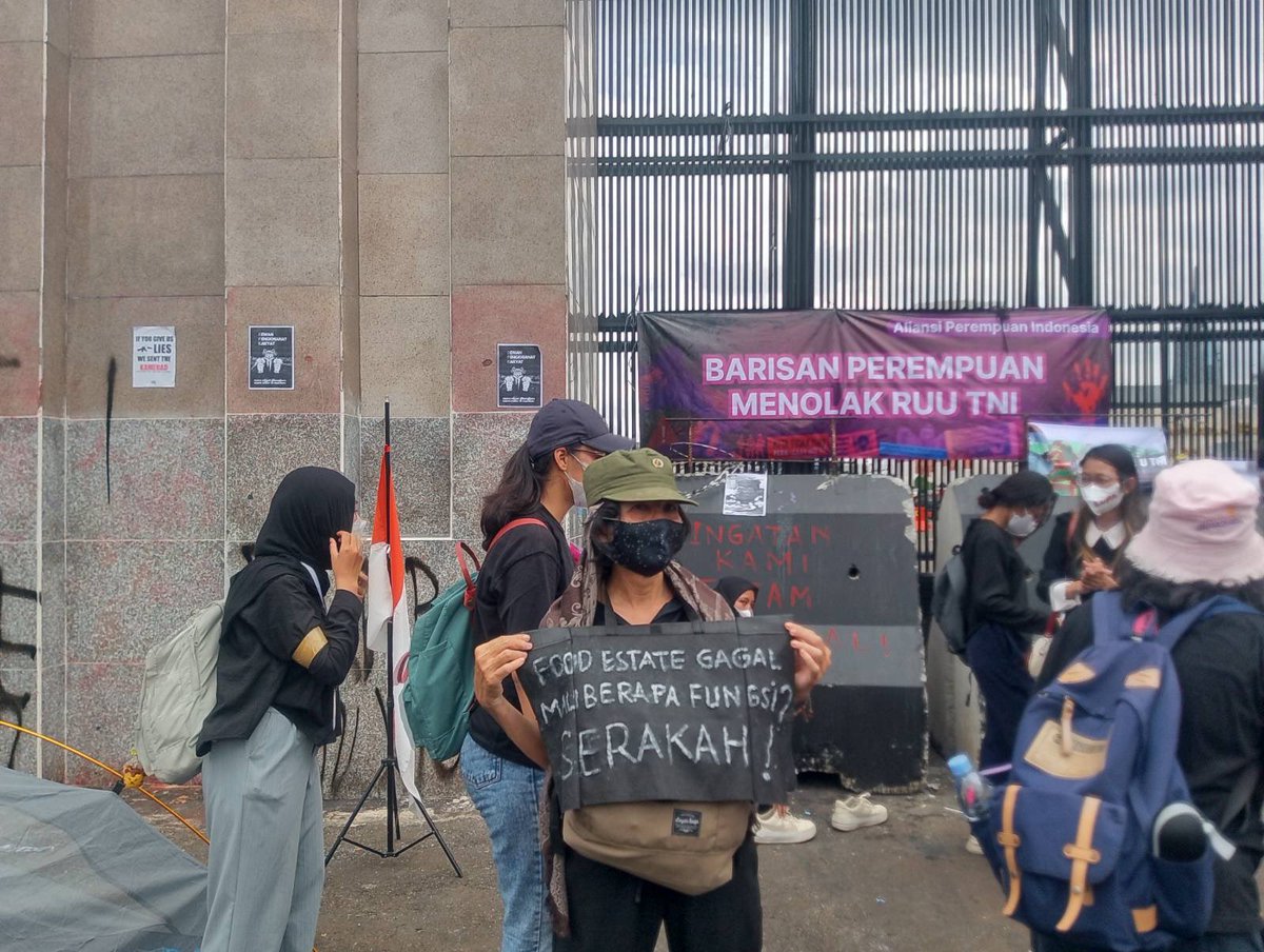 konde_co's tweet photo. Aksi #TolakRUUTNI #TolakDwifungsiTNI hari ini, dilakukan depan Gerbang Pancasila dilanjut aksi jalan ke Gerbang Utama, DPR RI, Jakarta Pusat. Beberapa peserta aksi sudah berkemah di depan Gerbang Pancasila dengan memasang tenda dari dini hari kemarin (19/3/2025) sampai hari ini, Kamis (20/3/2025). 

Masyarakat sipil dari berbagai elemen dan koalisi, termasuk Aliansi Perempuan Indonesia (API), menyatakan kekecewaan mereka terhadap Parlemen yang tidak berpihak kepada rakyat. Setelah secara terus-menerus ditolak oleh rakyat, DPR tetap mengesahkan Revisi UU TNI yang minim partisipasi dan pertimbangan akan kepentingan rakyat hari ini, (20/3/2025), sekitar pukul 10 pagi.

"Demokrasi menjunjung supremasi sipil, bukan supremasi TNI," ucap Afifah, perwakilan API.

Berbagai macam tulisan dibuat dengan cat, cat semprot, dan selotip di jalan raya hingga dinding sebagai bentuk protes terhadap pengesahan Revisi UU TNI sepanjang jalan dari depan Gerbang Pancasila sampai gerbang utama DPR RI.

Sepanjang aksi jalan, peserta aksi juga menyanyikan lagu Buruh Tani, Indonesia Raya, dan Halo-Halo Bandung serta meneriakkan "Kembalikan TNI ke Barak!"

Sesampainya di gerbang utama, para peserta aksi dari berbagai elemen masyarakat sipil, termasuk buruh pabrik, mahasiswa, dan perempuan pekerja, berorasi secara bergantian.

Mereka juga menyediakan posko medis, minuman, pembalut, dan makanan untuk peserta aksi yang membutuhkan. Dari pantauan kami, aksi terus dilakukan sampai matahari terbenam. 

📸: Fiona Wiputri, Luthfi Maulana Adhari, Salsabila Putri Pertiwi/Konde.co; Ika/Aliansi Perempuan Indonesia

#TolakDwifungsiTNI  #TolakUUTNI #BatalkanUUTNI #TolakRevisiUUTNI #IndonesiaGelap
