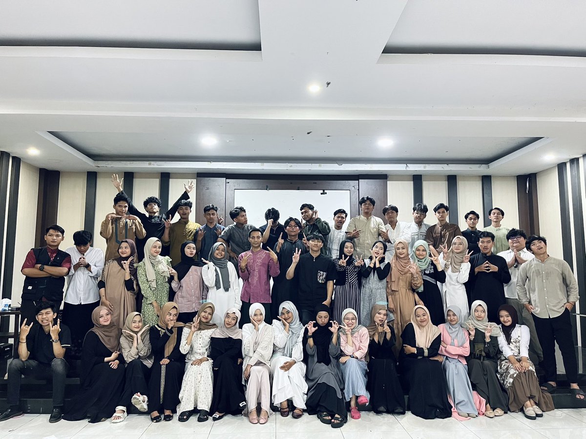 Hmjep_unsil's tweet photo. Bukber HMJ-EP 2025

Buka puasa bareng, seru-seruan, dan main game sampai lupa waktu. Ini bukan cuma sekadar acara, tapi momen buat kita makin kompak. Sampai jumpa di perjalanan keseruan selanjutnya! 🚀

#hmjepunsil2025 
#salamkokojo 
#kabinetpradiwirya https://t.co/EgZGVjmRLE