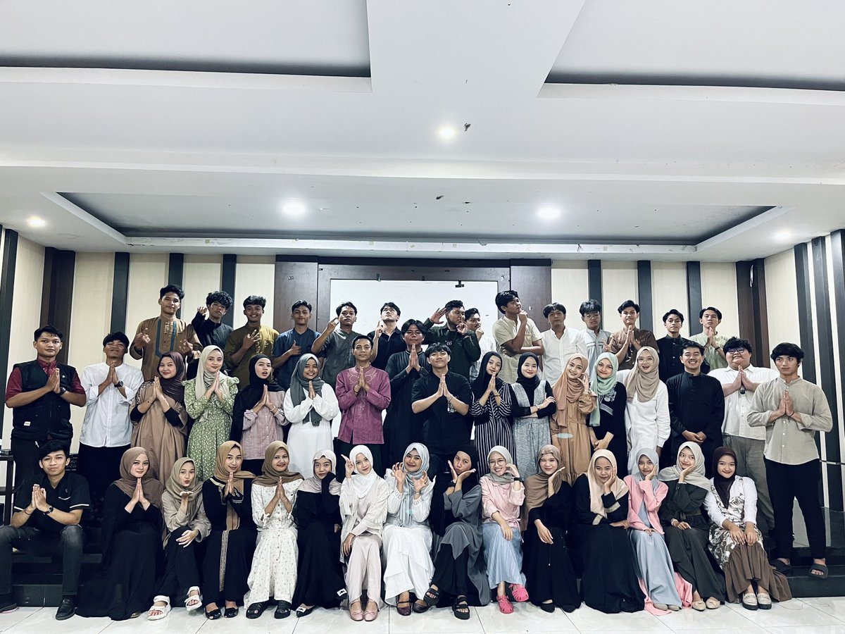 Hmjep_unsil's tweet photo. Bukber HMJ-EP 2025

Buka puasa bareng, seru-seruan, dan main game sampai lupa waktu. Ini bukan cuma sekadar acara, tapi momen buat kita makin kompak. Sampai jumpa di perjalanan keseruan selanjutnya! 🚀

#hmjepunsil2025 
#salamkokojo 
#kabinetpradiwirya https://t.co/EgZGVjmRLE