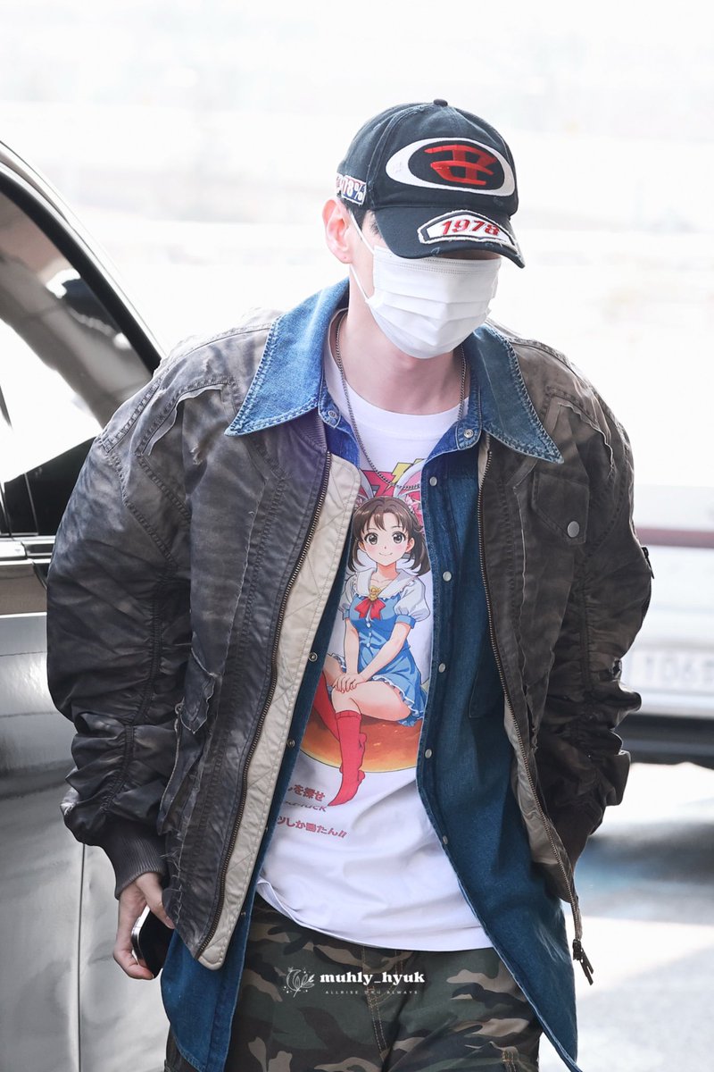 tmnhm4105's tweet photo. ウニョクさんの急な萌えキャラTシャツ、高級ブランドとはいえ違和感しかないけど（恐らく罰ゲーム？）、ヒチョルさんが萌えキャラTシャツ着て空港に現れ始めた時もこんなざわつきだったのだろうか………… https://t.co/sel5ayuDa0