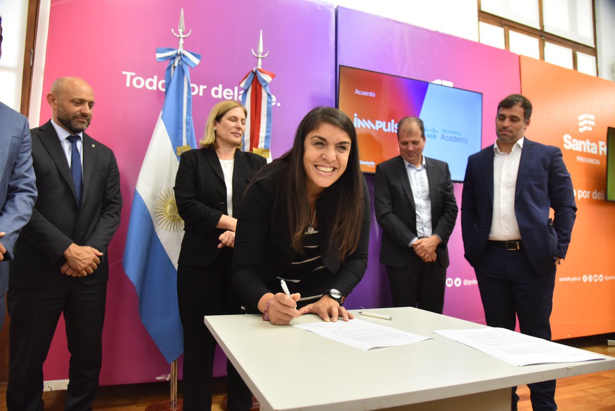 dgalloambrosis's tweet photo. 📢 ¡Gran noticia para Santa Fe! Un convenio entre Cisco y los ministerios de Educación, Producción y Trabajo permitirá acceso a 19 cursos 100% online sobre transformación digital. 💻

Un paso clave para fortalecer la capacitación laboral y la empleabilidad en la era digital. 🚀 https://t.co/vXvoGBB5g9