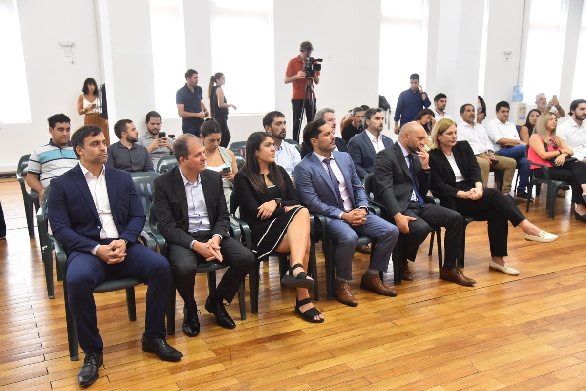dgalloambrosis's tweet photo. 📢 ¡Gran noticia para Santa Fe! Un convenio entre Cisco y los ministerios de Educación, Producción y Trabajo permitirá acceso a 19 cursos 100% online sobre transformación digital. 💻

Un paso clave para fortalecer la capacitación laboral y la empleabilidad en la era digital. 🚀 https://t.co/vXvoGBB5g9