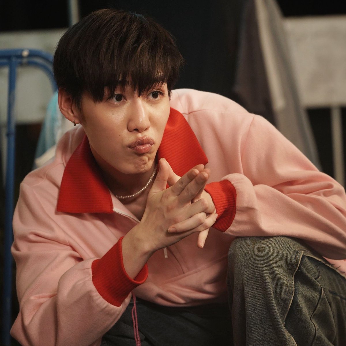 mayaonline2002's tweet photo. เจ้าจิ๋วเค้าจึ้งจริง!! “พีพี”  #PPKritt ใส่สุดทุกซีนในหนังเรื่องแรก “ซองแดงแต่งผี”พร้อมแท็กทีม “บิวกิ้น” #Bbillkin รับประกันความฮาวายป่วงแบบไม่อั้น!! พร้อมชวนดู #ซองแดงแต่งผี วันแรก 20 มีนาฯ ในโรงภาพยนตร์
 .

พีพี กฤษฏ์ เผยว่า “พอได้ดูหนังเรื่องนี้ในเวอร์ชั่นต้นฉบับ พีก็ตอบตกลงรับเล่นทันที คือรู้สึกสนุกและท้าทายในเวลาเดียวกัน เพราะพีห่างจากการแสดงไปนาน ตั้งแต่จบซีรีส์ ‘แปลรักฉันด้วยใจเธอ ภาค 2’ ก็ไม่ได้เล่นซีรีส์หรือหนังอีกเลย ซึ่งเหตุผลหลักที่พีตัดสินใจรับเล่นหนังเรื่องนี้ เพราะเป็นแนวคอมเมดี้ที่เราชอบอยู่แล้ว แถมยังมีความแฟนตาซีอยู่ด้วย 
.

“ซึ่งในเรื่องพีต้องเล่นเป็น ‘ผีตี่ตี๋’ ที่ประสบอุบัติเหตุถูกรถชนตาย โดยที่ไม่รู้ว่าใครเป็นฆาตรกร เลยไม่ยอมไปผุดไปเกิด แล้วพอเขารู้ว่า ‘เม่น’ ซึ่งรับบทโดย บิวกิ้น จะช่วยคลี่คลายปริศนาคดีให้เรา เพื่อส่งให้เราไปเกิดใหม่ได้ เราเลยต้องคอยจ้ำจี้จ้ำไชให้เขาทำภารกิจนี้ให้สำเร็จ ซึ่งต้องบอกเลยว่าพีเตรียมตัวกับบทผีตี่ตี๋เยอะมาก มีการไปเรียนแอ็คติ้งเพิ่มเติม เพราะการเล่นเป็นผีมันจะมีความแฟนตาซีอยู่เยอะมาก ต้องใช้จินตนาการในการเล่นขั้นสุด 
.

“แต่โชคดีเรื่องนี้ได้ผู้กำกับอย่าง ‘พี่หมู ชยนพ’ คอยให้คำแนะนำเยอะมาก อย่างบางซีนที่เราต้องแอบดุแอบเหวี่ยงใส่บิวกิ้น เพื่อให้เขาทำภารกิจบางอย่างให้เรา พี่หมูก็จะบอกว่าเอาเหวี่ยงแบบติดแบ๊ว จะได้ดูน่ารักไม่ดุจนเกินไป ซึ่งมันก็ทำให้พีเข้าใจว่าต้องสื่อสารอารมณ์ออกมาอย่างไรให้พอดี      
.

“ส่วนบิวกิ้นที่ต้องเล่นเป็นพาร์ทเนอร์กัน ด้วยความที่เราสนิทกัน ทำงานด้วยกันอยู่ตลอด เขาก็เป็นเหมือนอีกหนึ่งเซฟโซนของเรา มันเลยง่ายเวลาที่ต้องรับส่งอารมณ์กัน พีอยากฝากให้ทุกคนมาดูหนังเรื่องนี้กันด้วยนะครับ เป็นหนังที่บอกเล่าเรื่องราวสนุกครบทุกรสมาก และพวกเราทีมงานนักแสดงทุกคนก็ตั้งใจกับหนังเรื่องนี้มากจริงๆ ทุกคนใส่เต็มที่เกินร้อยมาก เป็นหนังที่ดูได้ทุกเพศทุกวัยเลย แล้วคุณจะได้อะไรมากกว่ารอยยิ้มและเสียงหัวเราะแน่นอนกับหนัง ‘ซองแดงแต่งผี’ 20 มีนาคมนี้ ในโรงภาพยนตร์”

#TheRedEnvelope #GDH  
#BillkinEntertainment
#PPKritEntertainment