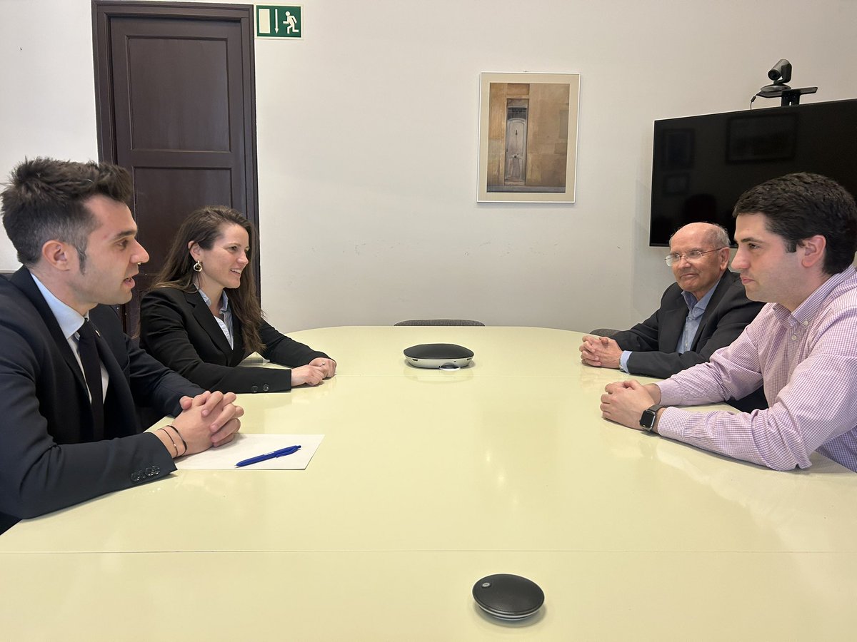 Trobada molt profitosa amb l'alcalde de <a href="/ajlaseu/">Ajuntament de la Seu d'Urgell</a> <a href="/jbarreraaranda/">Joan Barrera Aranda</a>. Els hem explicat el projecte del tramvia que el <a href="/GovernAndorra/">Govern d'Andorra</a> està treballant i que connectaria el centre d'Andorra amb la Seu d'Urgell. Oferiran les màximes facilitats per impulsar la iniciativa.<a href="/Mobilitat_AND/">Mobilitat Andorra</a>