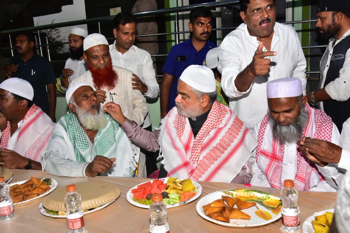 GpkOfficial_'s tweet image. వికారాబాద్ పట్టణంలోని మధు కాలనీ మదర్సాలో ఏర్పాటు చేసిన ఇఫ్తార్ విందులో పాల్గొన్న తెలంగాణ రాష్ట్ర శాసనసభాపతి,వికారాబాద్ శాసనసభ్యులు గౌ. శ్రీ గడ్డం ప్రసాద్ కుమార్ గారు.

#AdminPost #iftaar #Telangana #ramzan