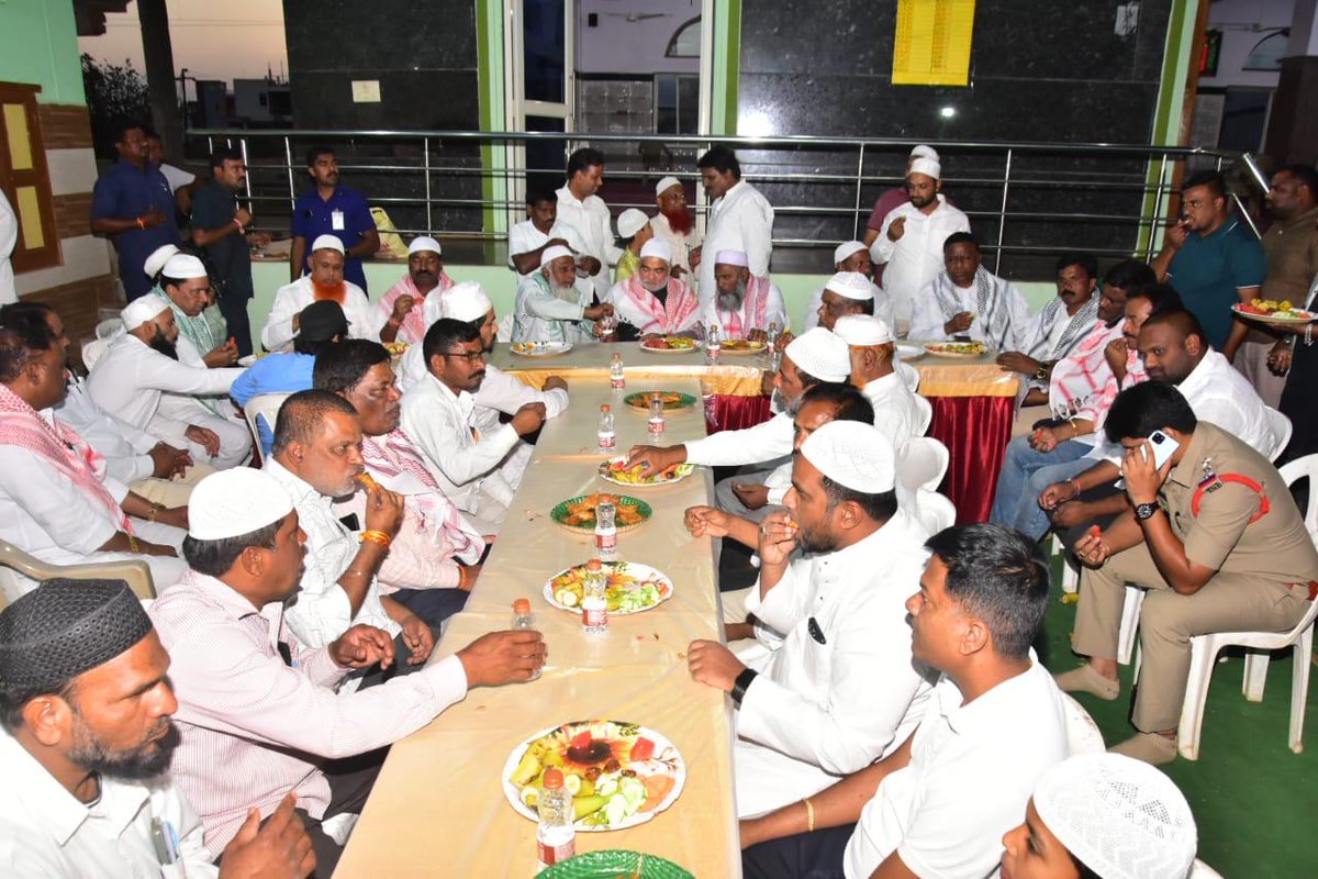 GpkOfficial_'s tweet image. వికారాబాద్ పట్టణంలోని మధు కాలనీ మదర్సాలో ఏర్పాటు చేసిన ఇఫ్తార్ విందులో పాల్గొన్న తెలంగాణ రాష్ట్ర శాసనసభాపతి,వికారాబాద్ శాసనసభ్యులు గౌ. శ్రీ గడ్డం ప్రసాద్ కుమార్ గారు.

#AdminPost #iftaar #Telangana #ramzan