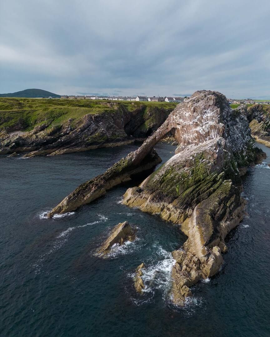 One of the most iconic locations in Moray Speyside from a slightly different perspective 😍 #EscapeYourEveryday

Carved by time and the relentless power of the coast 🌊 

📌 - Bow Fiddle Rock
📷 - ehepworthphotography (IG)