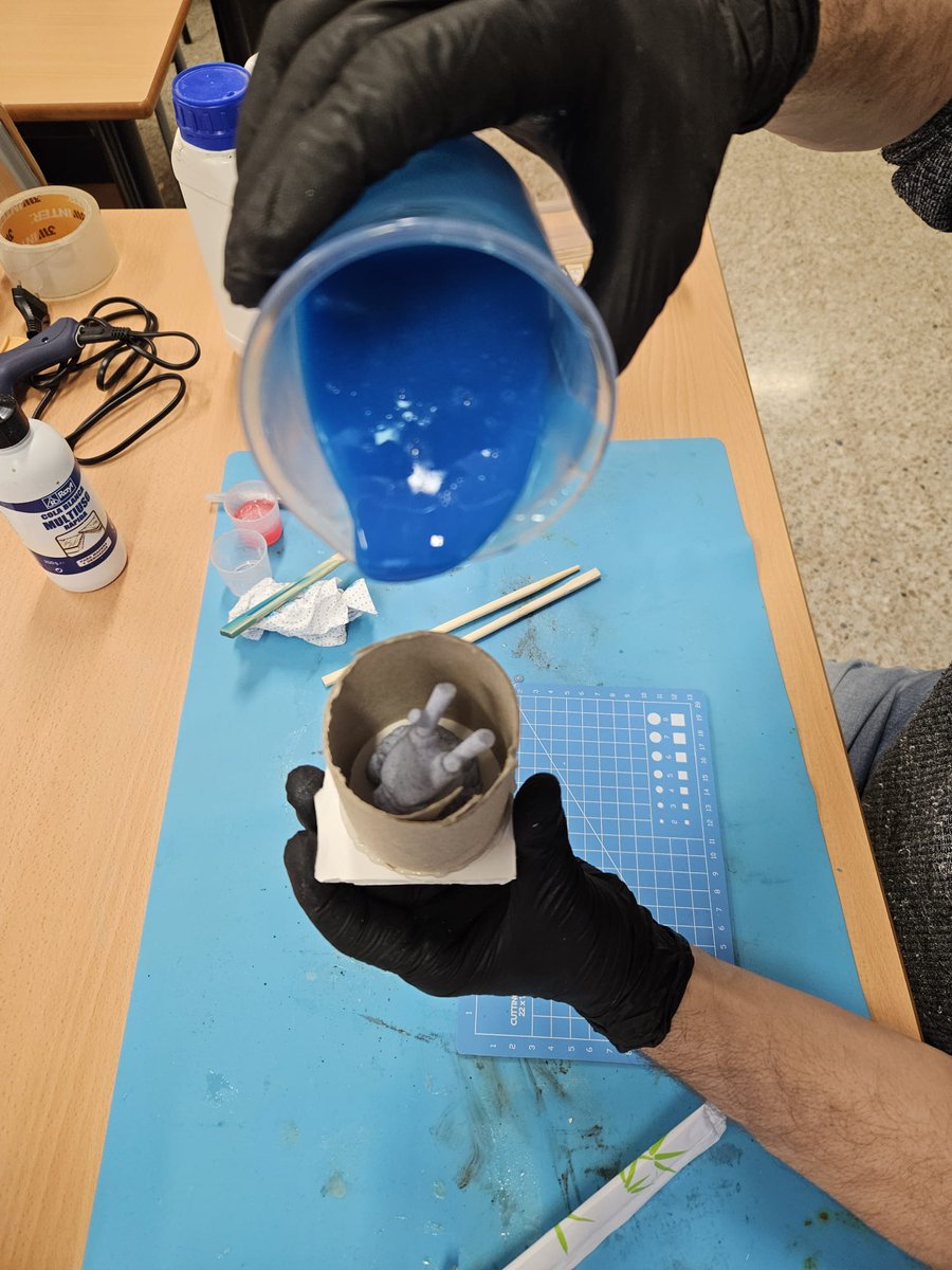 CfaCornella's tweet photo. Darrera sessió de la #FIC sobre l'ús de la #impressora3D que està realitzant l'#EquipDocent del @cfacornella. Avui, hem treballat amb l'acoloriment de les figures amb diversos reactius. Gràcies de nou al nostre formador, José Luis Calvo, per la seva feina! @se_bll5 @educaciocat https://t.co/C3snuJjx8K