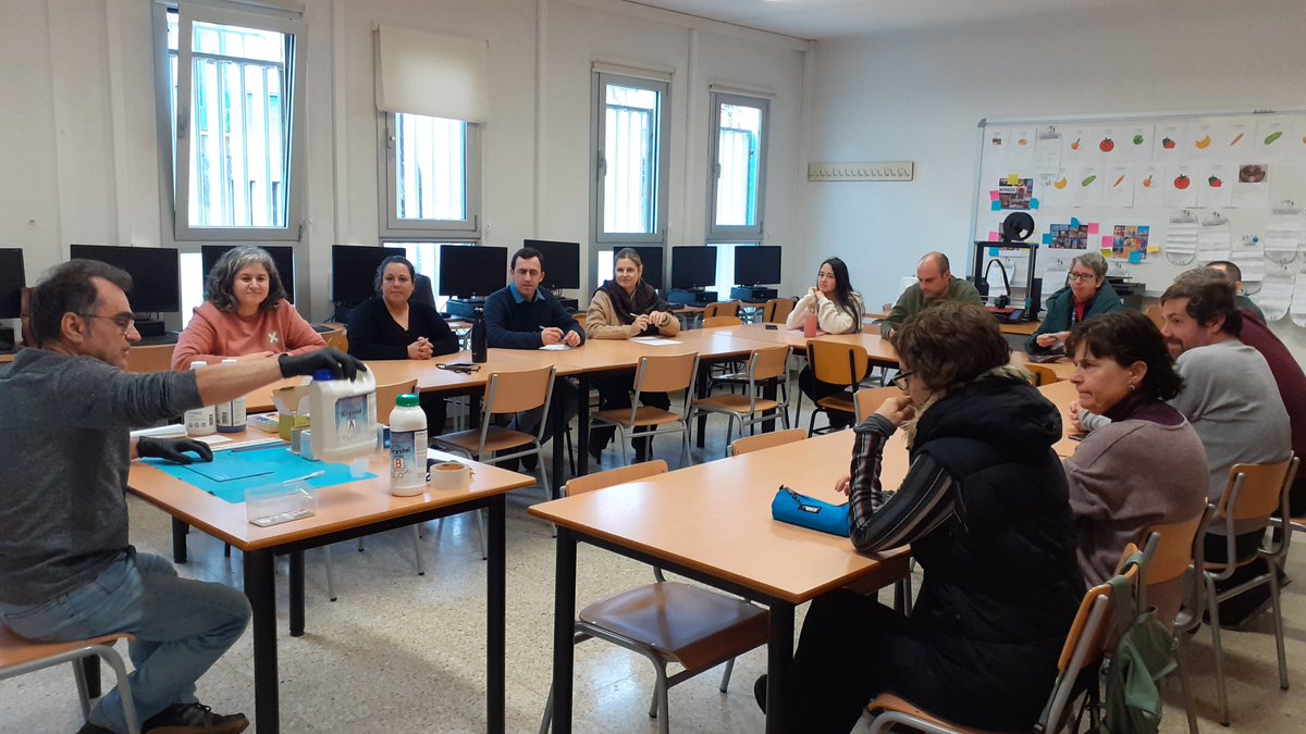 CfaCornella's tweet photo. Darrera sessió de la #FIC sobre l'ús de la #impressora3D que està realitzant l'#EquipDocent del @cfacornella. Avui, hem treballat amb l'acoloriment de les figures amb diversos reactius. Gràcies de nou al nostre formador, José Luis Calvo, per la seva feina! @se_bll5 @educaciocat https://t.co/C3snuJjx8K