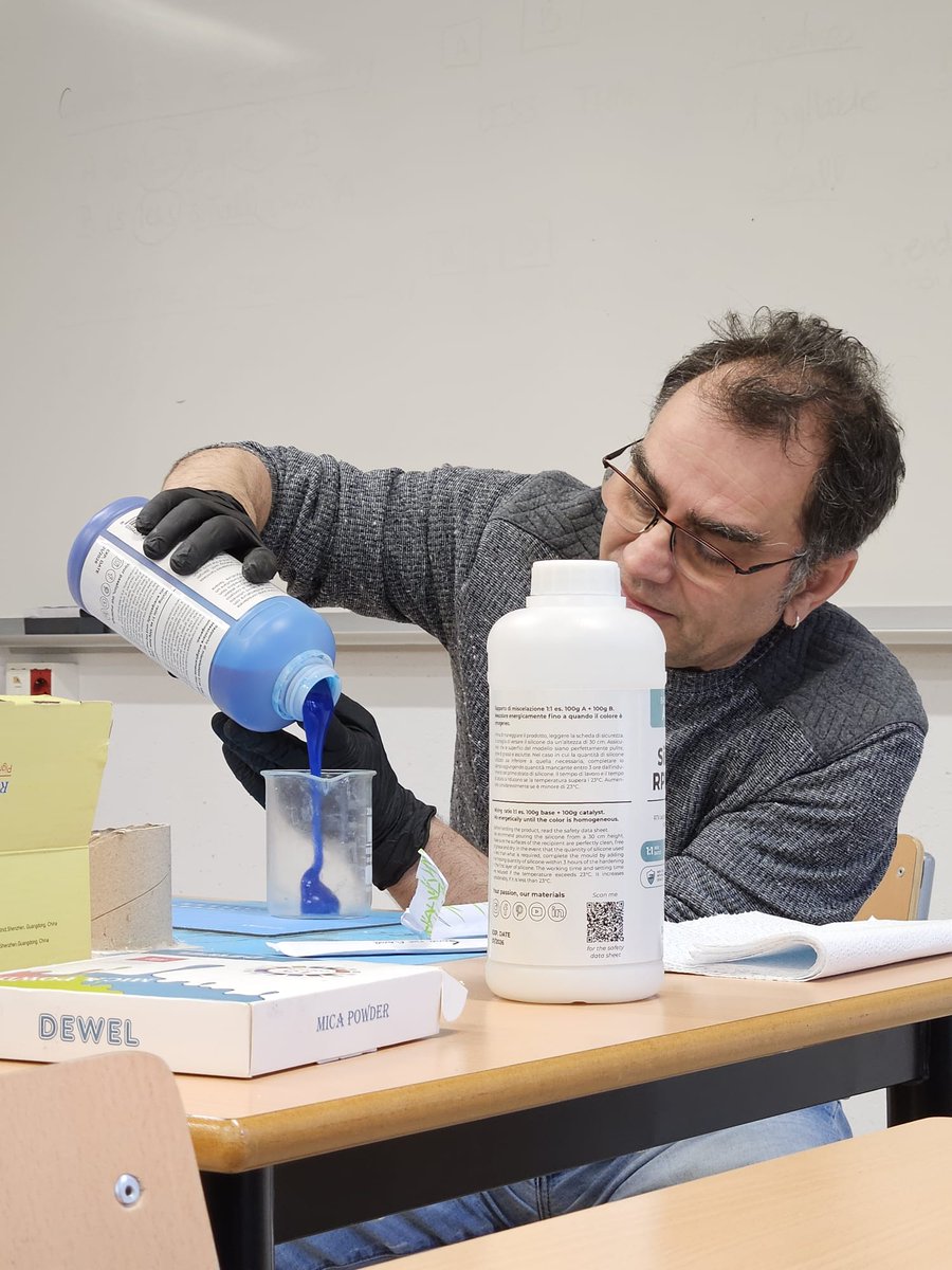 CfaCornella's tweet photo. Darrera sessió de la #FIC sobre l'ús de la #impressora3D que està realitzant l'#EquipDocent del @cfacornella. Avui, hem treballat amb l'acoloriment de les figures amb diversos reactius. Gràcies de nou al nostre formador, José Luis Calvo, per la seva feina! @se_bll5 @educaciocat https://t.co/C3snuJjx8K