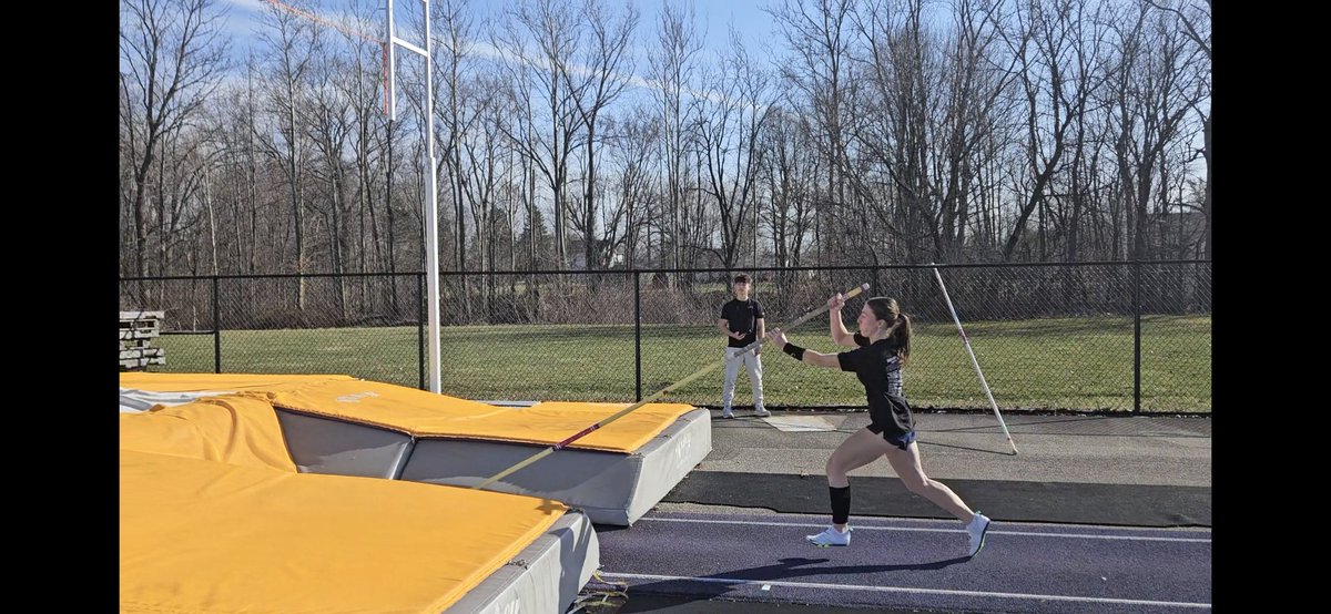 CoachMaxWilson's tweet image. We took advantage of the great weather yesterday to get some jumps in! Awesome work by everyone! @avon_track #PoleVault