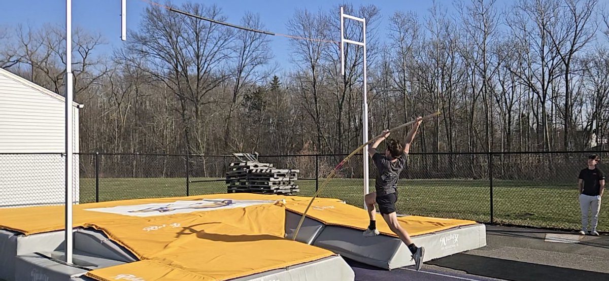 CoachMaxWilson's tweet image. We took advantage of the great weather yesterday to get some jumps in! Awesome work by everyone! @avon_track #PoleVault