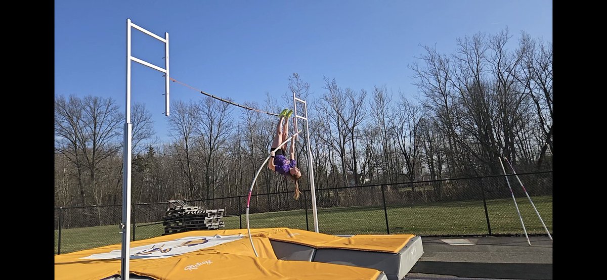 CoachMaxWilson's tweet image. We took advantage of the great weather yesterday to get some jumps in! Awesome work by everyone! @avon_track #PoleVault