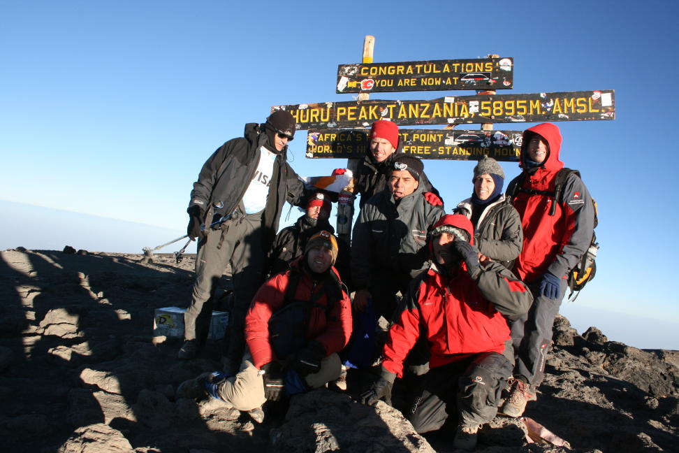 CumbresMagazine's tweet image. Kilimanjaro: la montaña que nos transformó
Llegar a Tanzania es aterrizar en otro mundo. El aire cálido y húmedo nos envuelve apenas descendemos del avión. En el horizonte, entre nubes, asoma el perfil del Kili...
Por: @miguelcoranti - @AltoRumbo
👉tinyurl.com/2ddwyzon