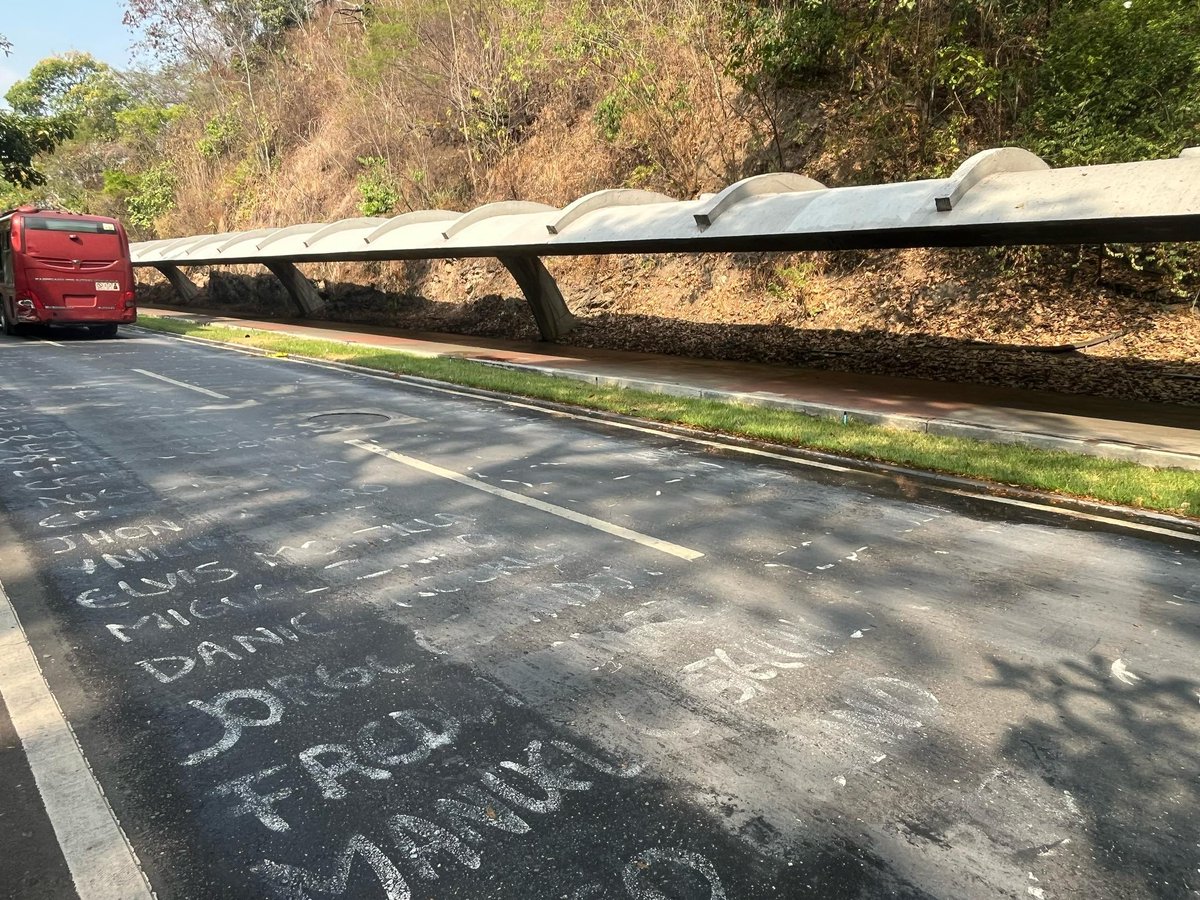ReporteYa's tweet photo. #20Mar #UCV #Denuncia 
Denuncian que fueron borrados los nombres del homenaje a los caídos que realizó el movimiento estudiantil el pasado #12Feb en la entrada de la Universidad Central de Venezuela (UCV). Los nombres habían sido pintados con pintura de alto tráfico.

Estudiantes rechazan el acto y advierten que buscan borrar la memoria de los jóvenes fallecidos en protestas. - @VivaLaUCV