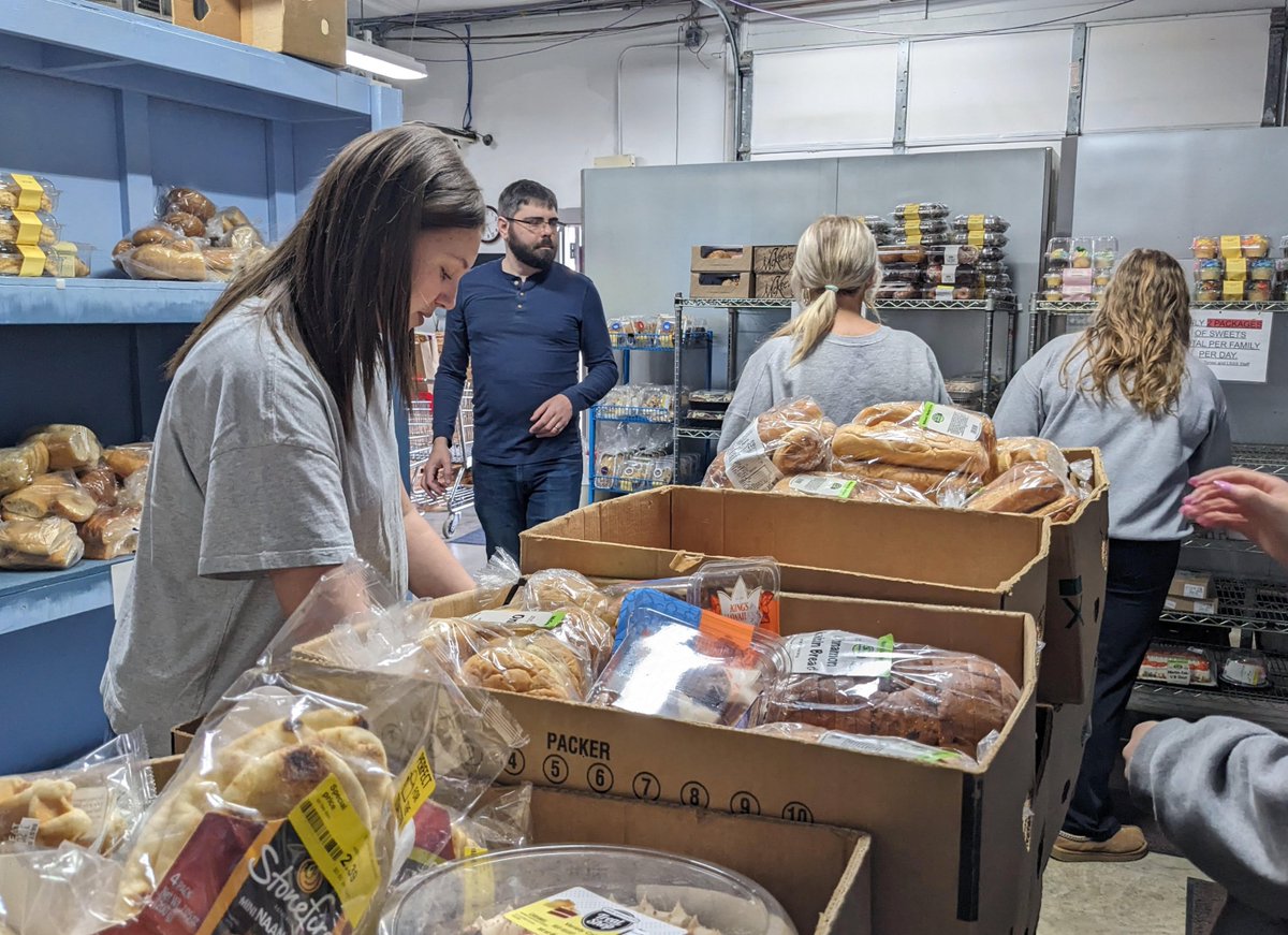 summitacademye1's tweet photo. One of Summit Christian Academy’s core values is Cultivating Community. On Wednesday March 19 several 11th grade small groups went beyond the walls of SCA to serve in the community and one served at at Lee's Summit Social Services. #catchtheSCAspirit #SCAaspirehigher https://t.co/hlkMwodGqm
