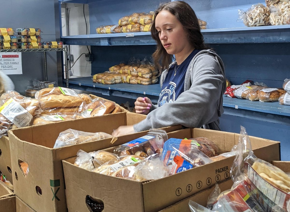 summitacademye1's tweet photo. One of Summit Christian Academy’s core values is Cultivating Community. On Wednesday March 19 several 11th grade small groups went beyond the walls of SCA to serve in the community and one served at at Lee's Summit Social Services. #catchtheSCAspirit #SCAaspirehigher https://t.co/hlkMwodGqm