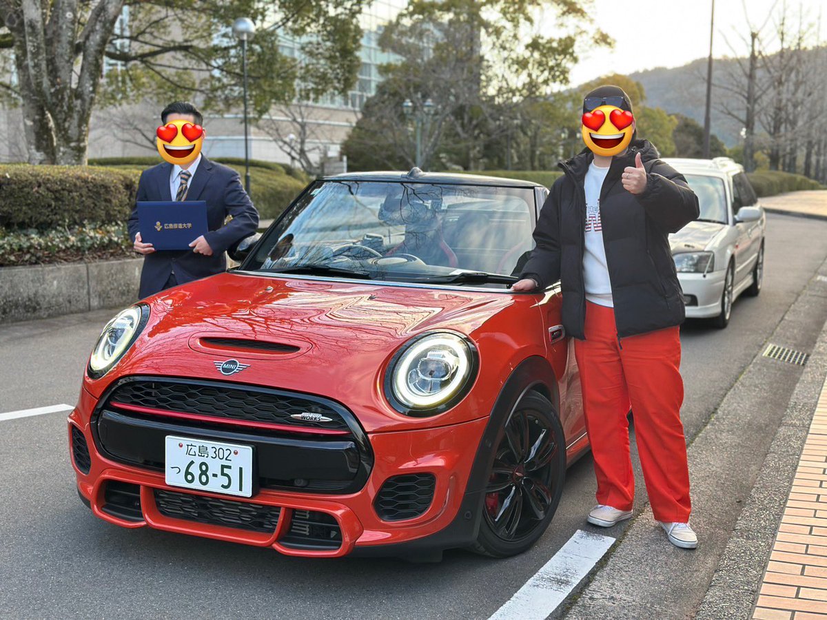 ya_man5er_GMR's tweet photo. 納車日のオーナーとセールスの絵。

ごりさんクルマ奪ってごめんね😁 https://t.co/YqYxSBVTTZ