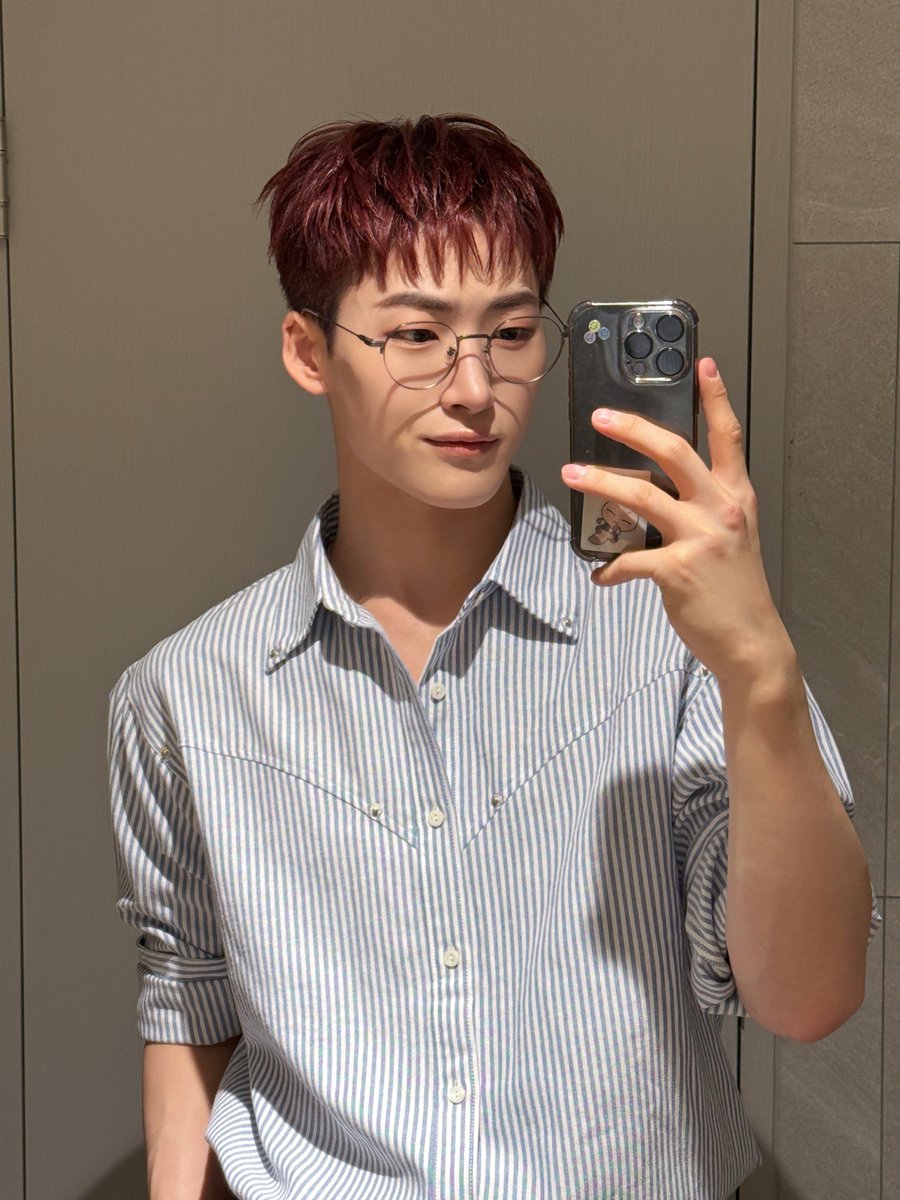 [#유민]
미닛! 나 안경 잘 어울려?🤓

#ALL_H_OURS #올아워즈 
#YOUMIN #유민
