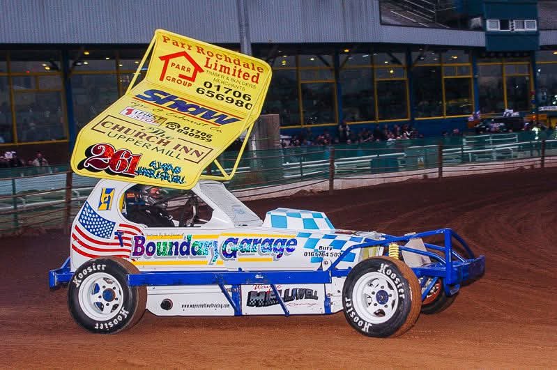 BSCDAF1's tweet photo. We are shocked and saddened to hear of the passing of Wayne Helliwell.

A friendly face around the oval tracks for many, many years. From finding his feet in ministox to racing BriSCA F1. More recently supporting son Jack with his racing career. https://t.co/hupjMlDtAY