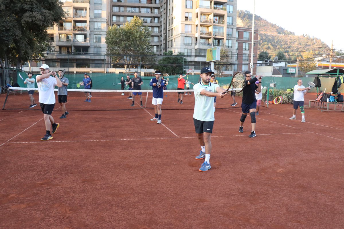 DeporteRecoleta's tweet photo. 🎾Asiste al taller deportivo gratuito  "Tenis para adultos" (desde los 18 años), todos los miércoles de 19:00 a 21:00 horas en el Recinto Deportivo Bellavista 180. 
🏃‍♀️El deporte se vive en Recoleta‼️ 
#RecoletaAvanza #RecoletaesDeporte https://t.co/7HyB2m1I4r
