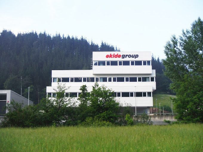 ‼️ Arrasateko Ekide Groupek 15 pertsona kaleratuko dituen ERE baten planteamendua mahaigaineratu du.

✖️ EREa negoziaketako bigarren bileran argi ikusi da egoera honetara iristeko arrazoia argia dela: enpresako zuzendaritzaren kudeaketa txarra.

🔗 labur.eus/tsjp8wgr