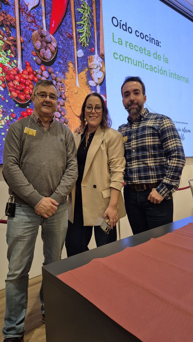 MediosConfer's tweet photo. Es hora de ‘poner las manos en la masa’
Comenzamos la tarde con la mesa de los ‘chefs’ del Equipo de Reflexión de Comunicación de la CONFER, que nos van a dar la receta de la comunicación interna 🧑‍🍳

#NoSinMiDircom https://t.co/UXpazFKnIq