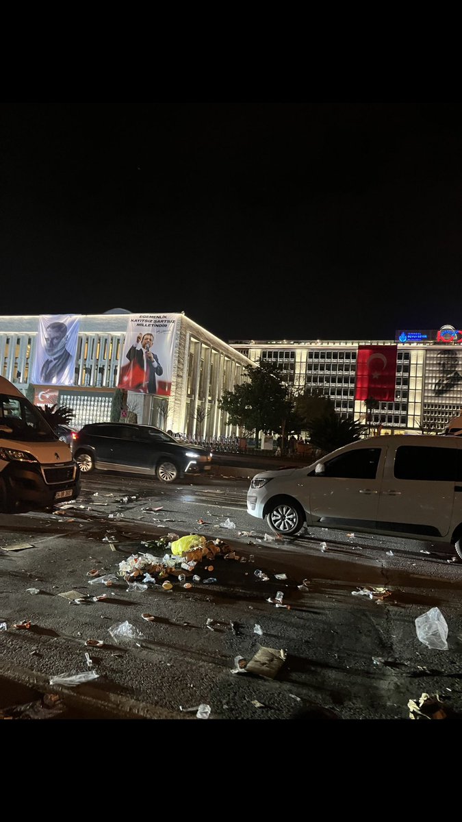 biz 20 gecedir teravihe gidiyoruz her taraf süsleniyor,  bunlar bir gece dışarı çıktı ortalıgı b*k götürüyor. 
yahu CEHAPE pisliktir gerçekten ya