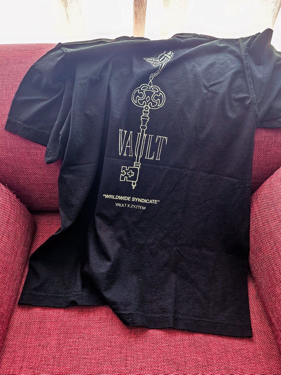 My awesome tee by <a href="/VAULT_dh/">V̶A̶U̶L̶T̶</a> and <a href="/zyztem_/">𝔷𝔶𝔷𝔱𝔢𝔪</a> just got delivered. 🤟🔥🔥🔥