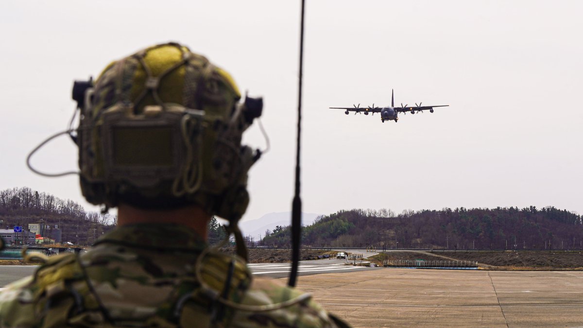USPACOM's tweet photo. 🇺🇸 - 🇰🇷

U.S. &amp; ROK special operations forces enhance #interoperability during #FreedomShield25! With the 75th anniversary of the Korean War approaching, this training continues a decades’ long investment between both nations’ SOF.  #FriendsPartnersAllies https://t.co/xwpqWqPznY