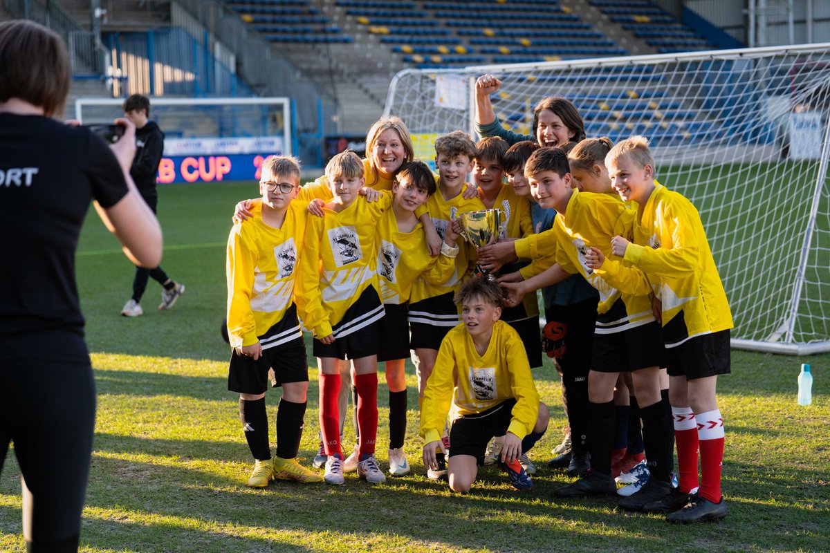 SKBeveren's tweet photo. JAARLIJKSE SKB CUP OPNIEUW GROOT SUCCES

Gisteren (20/03) vond in het Freethielstadion de SKB Cup 2025 plaats.

Aan dit scholentornooi, waarin fair play centraal staat, namen maar liefst 18 scholen uit Beveren-Kruibeke-Zwijndrecht deel.

Lees meer: https://t.co/gd64mjUaCv

@Maatschappijlso @ProLeagueBE

🟡🔵 #skbeverybody