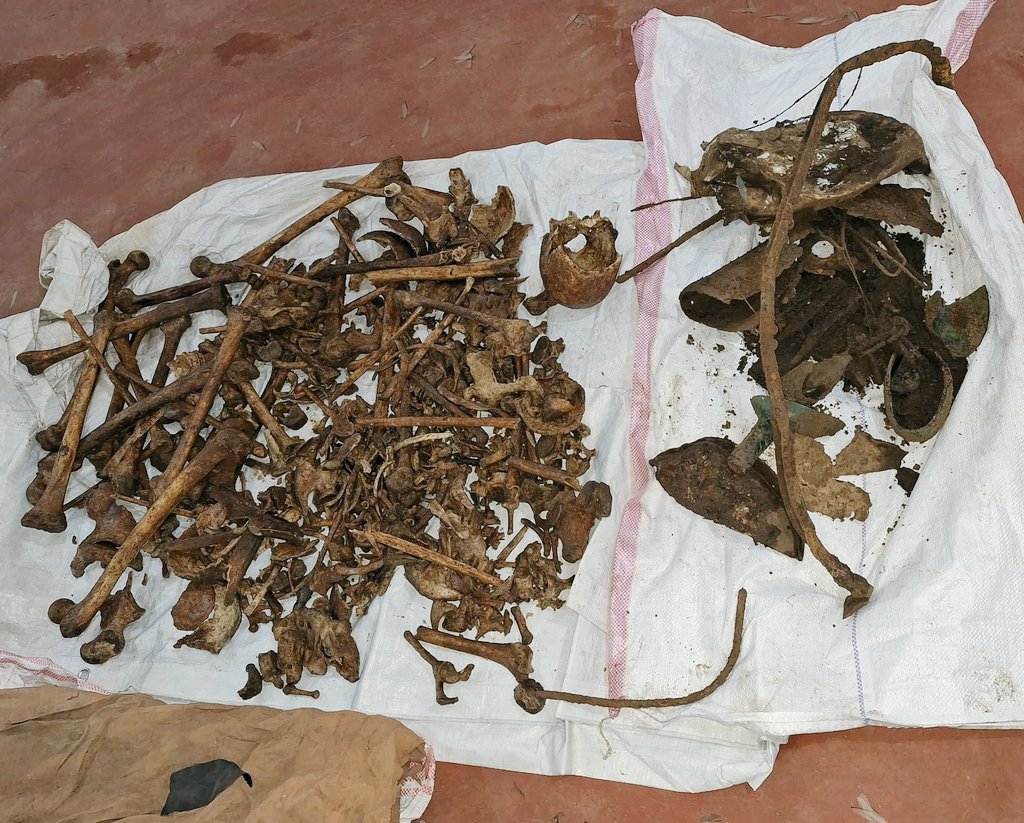CVR_Burundi's tweet photo. Les restes humains et vestiges retrouvés sur la colline #Mwanzari à #Makebuko, @Gitega, sont désormais conservés provisoirement. Parmi les effets retrouvés, une tenue et un sac à dos militaire. Une découverte marquante dans l'exhumation des victimes . #Burundi #Cvr #Histoire https://t.co/iifE9nXiT9