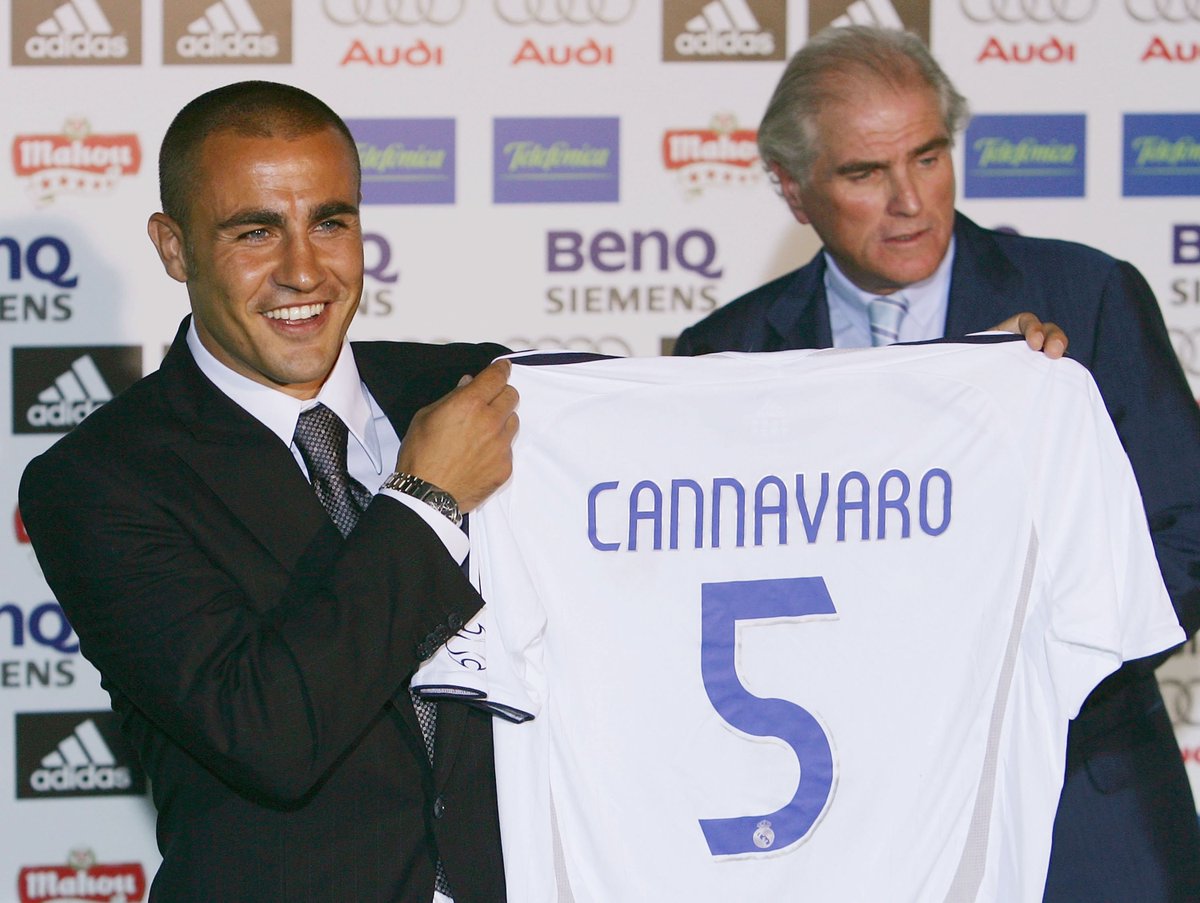 PureFootball_co's tweet image. 19 years ago today, Real Madrid unveiled new signing Fabio Cannavaro ✍⚪