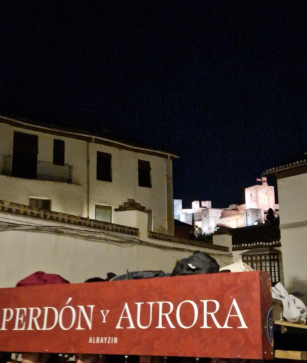 Se fue perdiendo la Alhambra
con el llanto de mis ojos 
se fue perdiendo la Alhambra
y me acordé de aquel moro
que lloró por ti, Granada 
lo mismo que yo te lloro