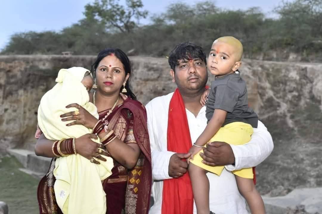 Deepaknishad312's tweet photo. भैया अमित निषाद जी  एवं-भाभी आरती कश्यप, जी आपकी शादी की सालगिरह पर आपको ढेर सारी शुभकामनाएं! ईश्वर से प्रार्थना है कि आपका जीवन हमेशा खुशियों और समृद्धि से भरा रहे।"
@sonofnishadrajj 
@mahamana4u https://t.co/3wuITO1MFq