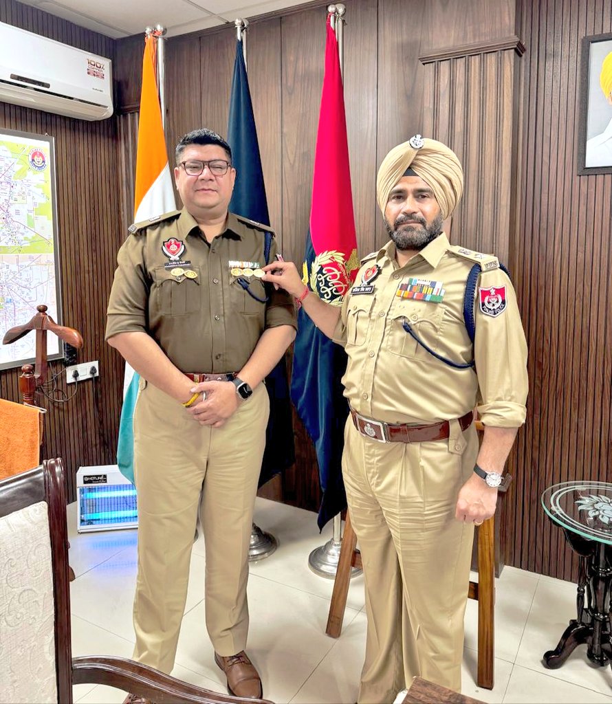 FazilkaPolice's tweet photo. ਐਸ.ਐਸ.ਪੀ ਫਾਜ਼ਿਲਕਾ ਜੀ ਵੱਲੋਂ ਕਪਤਾਨ ਪੁਲਿਸ ਸਥਾਨਿਕ ਫਾਜ਼ਿਲਕਾ ਜੀ ਨੂੰ ਉਨ੍ਹਾਂ ਦੀਆਂ ਸ਼ਾਨਦਾਰ ਸੇਵਾਵਾਂ ਲਈ DGP Commendation Disc ਨਾਲ ਸਨਮਾਨਿਤ ਕੀਤਾ ਗਿਆ।
SSP Fazilka honored SP HQ Fazilka with the DGP Commendation Disc for his outstanding services. 
#CommendationAwards #ProudMoment https://t.co/npYEEjE6nY