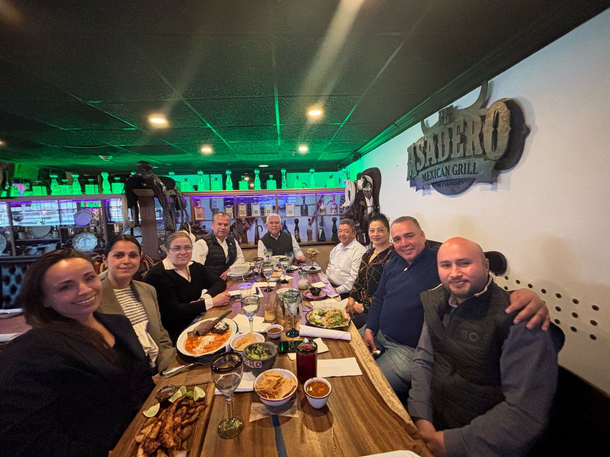 🤝 Fortaleciendo lazos internacionales

Nuestro presidente del Comité de Comercio Exterior, Alejandro Espinosa Balderrama, sostuvo una reunión clave con Jaime Lucero y Jaime Delgado, representantes de Fuerza Migrante, para fortalecer la relación entre empresarios migrantes en New