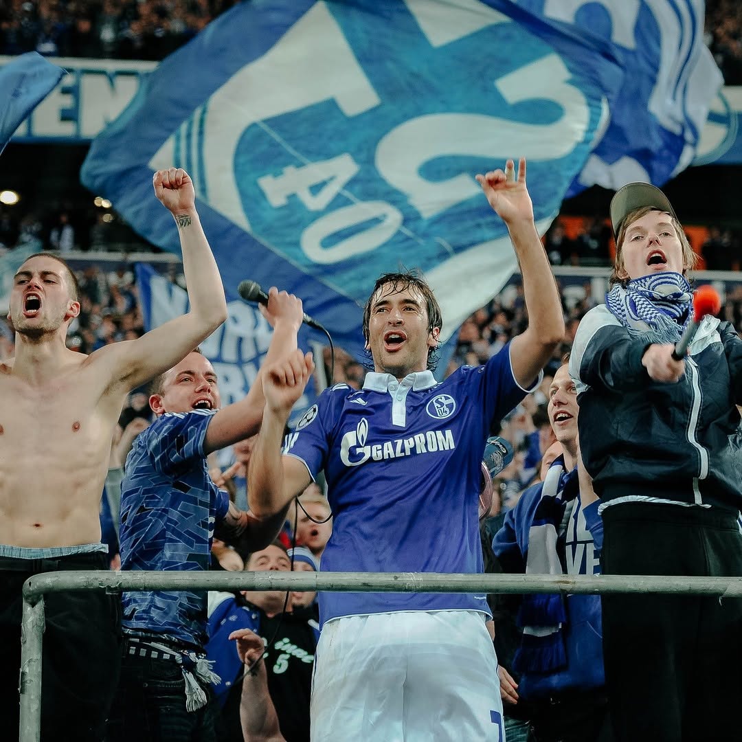 Raúl went from Atléti youth player to Real great. But at 33, he was left in need of a home. He would find it in the form of Schalke’s royal blue.

This is a love story between one Spaniard and all of Gelsenkirchen.

🧵THREAD