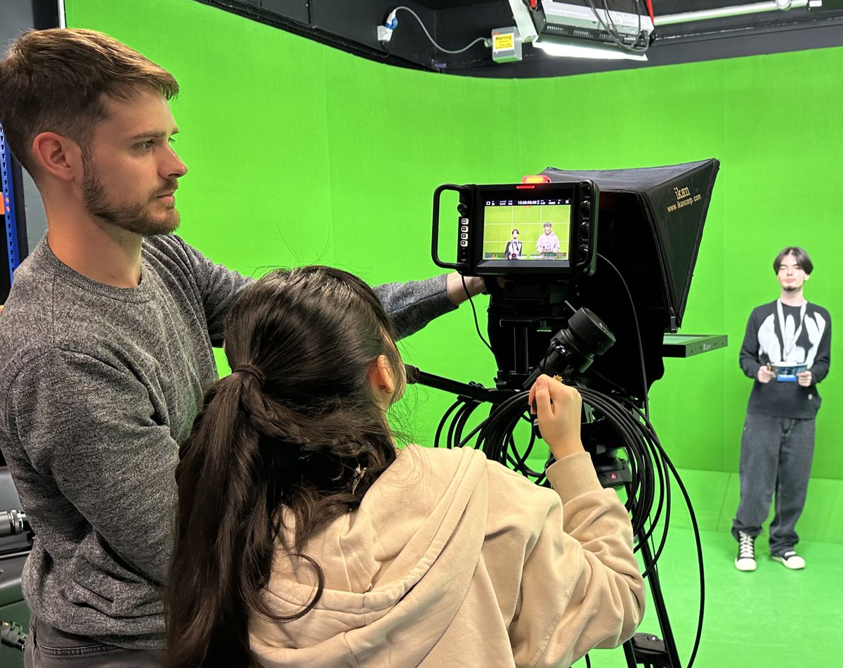 Great to welcome prospective #media and #communications students to our Applicant Day <a href="/UniWestLondon/">University of West London</a>. Stars of the future in front of &amp; behind the camera in our #TV studio <a href="/UWL_LSFMD/">UWL LSFMD</a>!

To join them, find us here: 👇
👉bit.ly/47osZ79

&amp; here:👇
👉uwl.ac.uk/study/film-med…