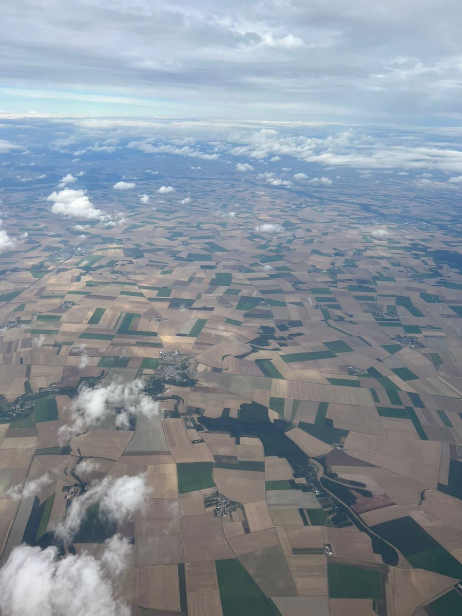 ParlamentoAgro's tweet photo. Así se ve la agricultura en Francia, vista desde un avión. Y estos europeos nos quieren hablar de deforestación y darnos cátedras con sus ONG's ambientalista$$$ amigas de los euros. Jodánle a otros. Por que ellos pueden producir y nosotros no? https://t.co/X1XedVlsKG
