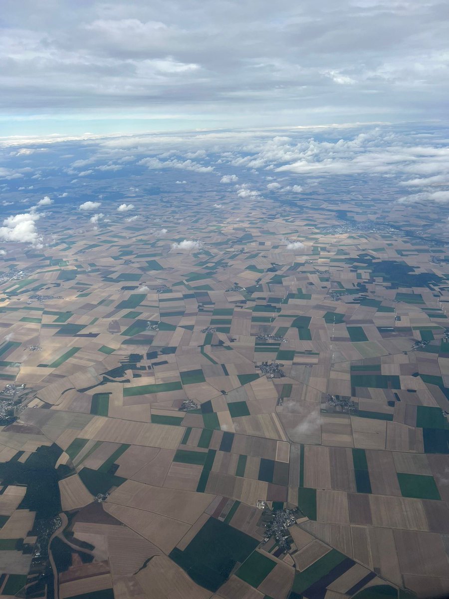 ParlamentoAgro's tweet photo. Así se ve la agricultura en Francia, vista desde un avión. Y estos europeos nos quieren hablar de deforestación y darnos cátedras con sus ONG's ambientalista$$$ amigas de los euros. Jodánle a otros. Por que ellos pueden producir y nosotros no? https://t.co/X1XedVlsKG