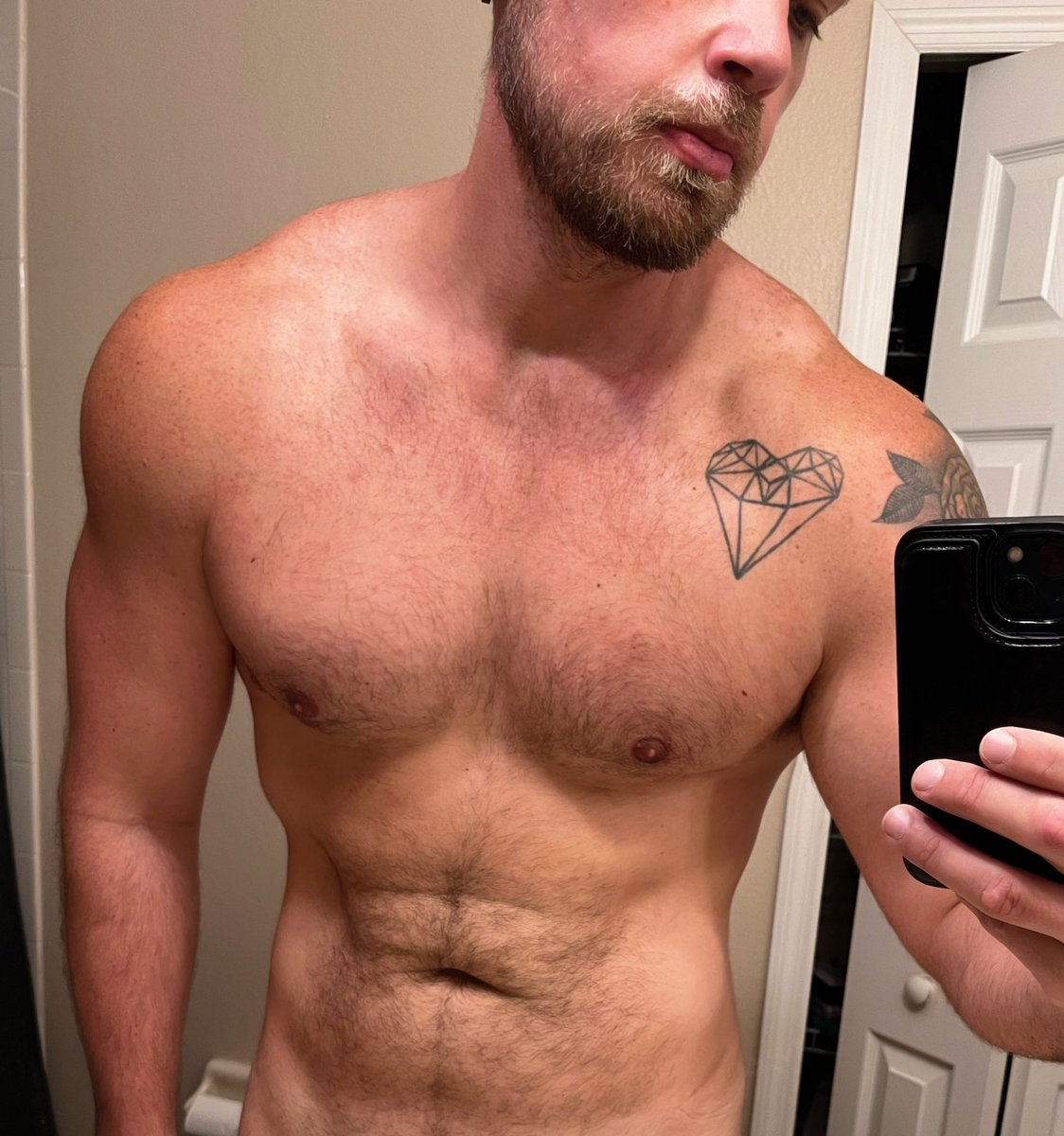 KindleyShane's tweet photo. Chest day was crazy https://t.co/b81QTV9ezu