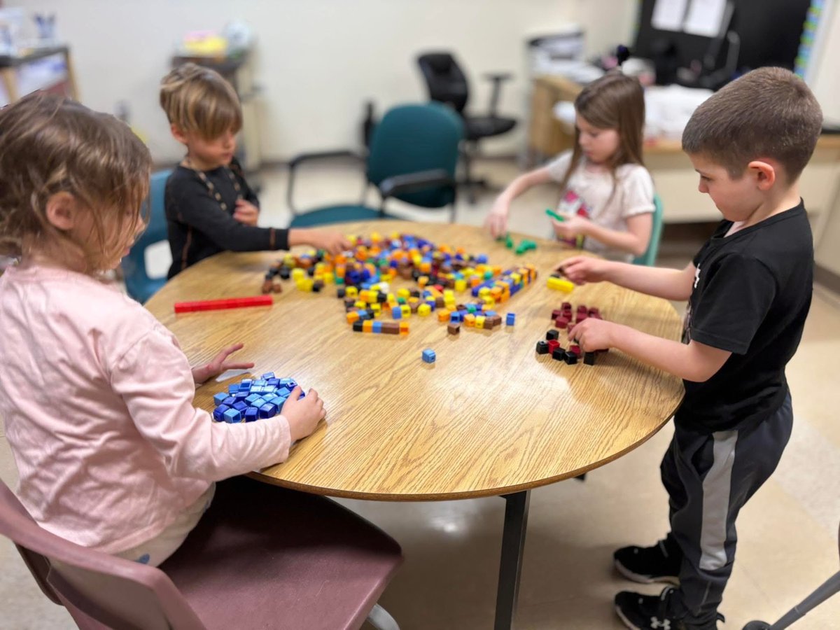 sacseagles's tweet image. Grade One students constructing and deconstructing numbers through our Numerics program. #SRCEMarchIsMathMonth.