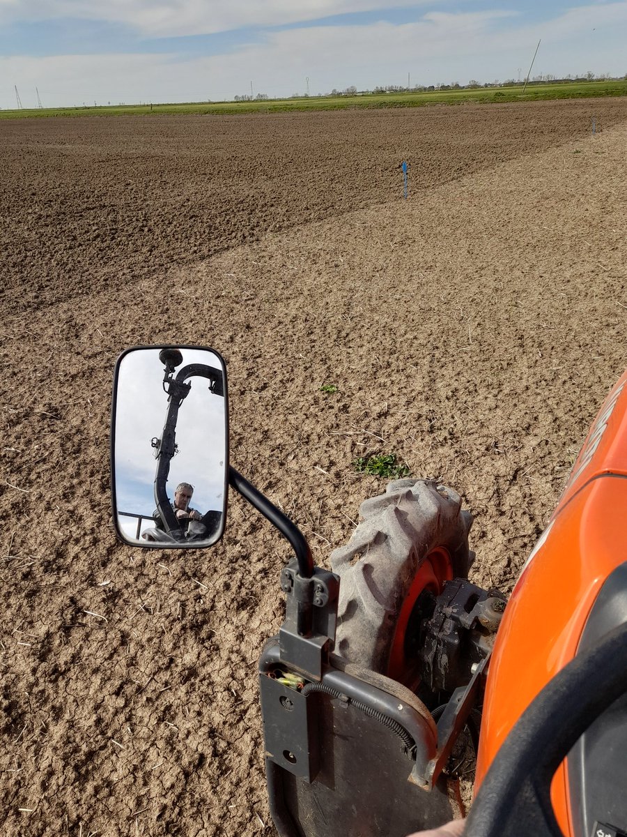 Début  des semis  Maïs  essai  @chambreagriculture 17 à St jean d'angely  en culture  sèche. 
Et semis lentille  en #maraispoitevin  en <a href="/DepVendee/">Département Vendée</a> .
Une prestation  <a href="/ChambagriPdL/">Chambres agri PdL</a> .
#transformonsessaiensemble
Au plaisir  de vous croiser. 
Bon semis  #GEDA